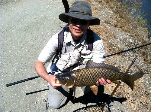 Angler holding carp caught with Daiwa Kiyose 43 MF